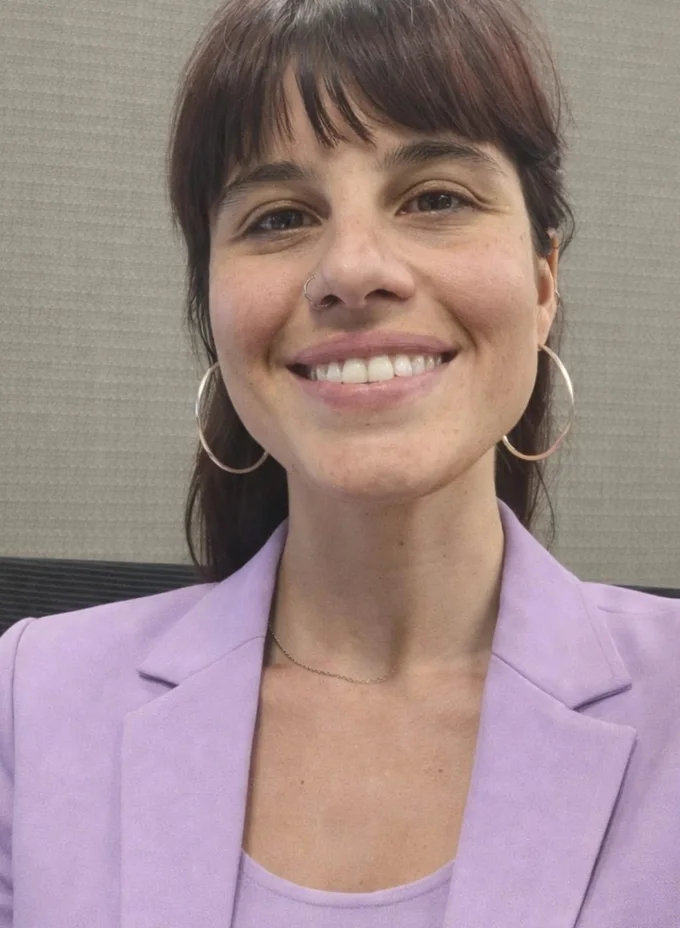 Psicóloga Melisa Comesatti, de Psyred, con el distintivo Espacio seguro LGBTQ+